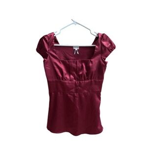 Dynamite Satin Square-Neck Cap Sleeve Top in Burgundy